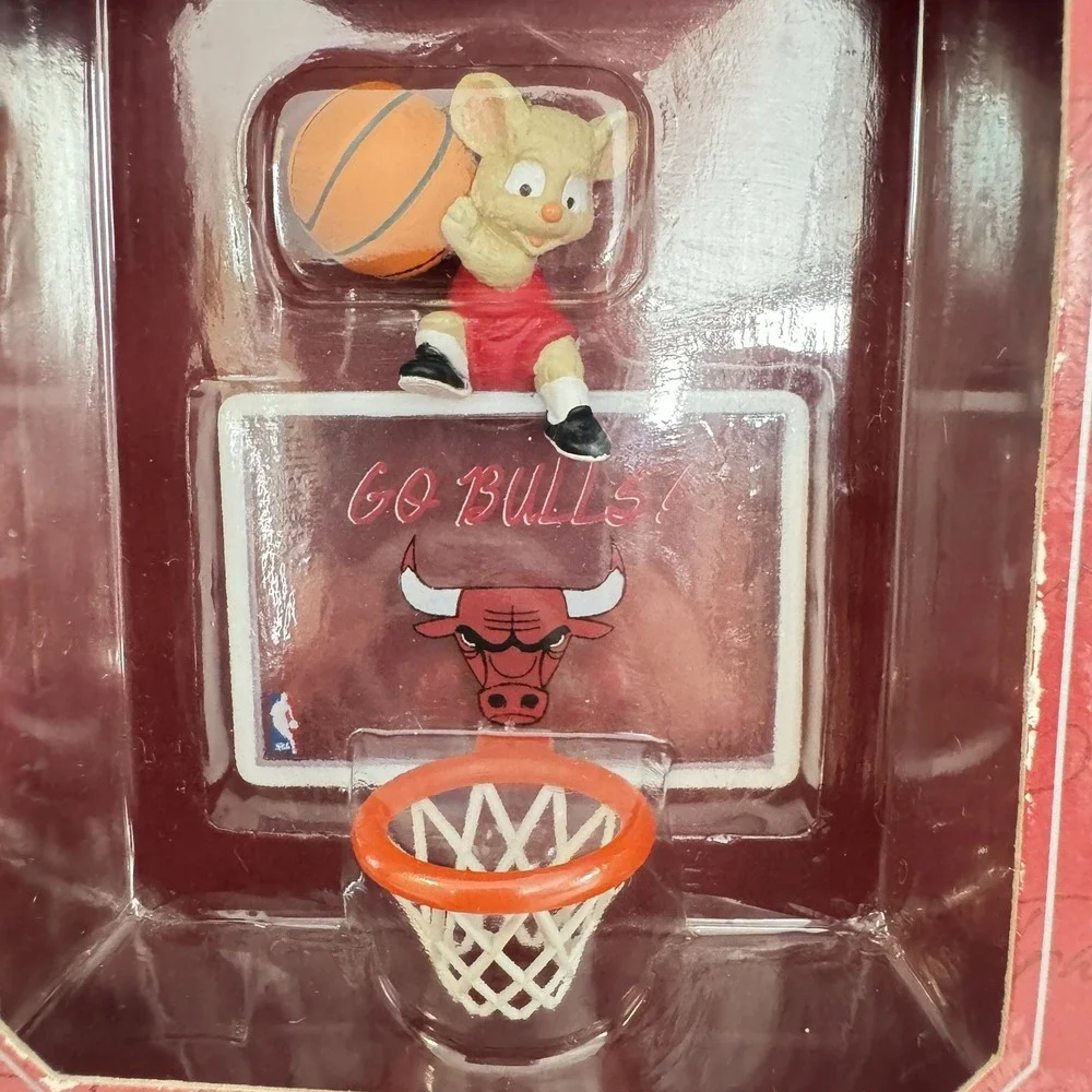Hallmark Keepsake NBA‎ Chicago Bulls Ornament Go Bulls! Bear Basketball 1998